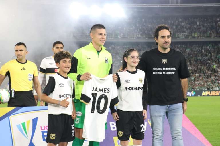 James Rodríguez fue homenajeado por los directivos del Internacional de Bogotá.