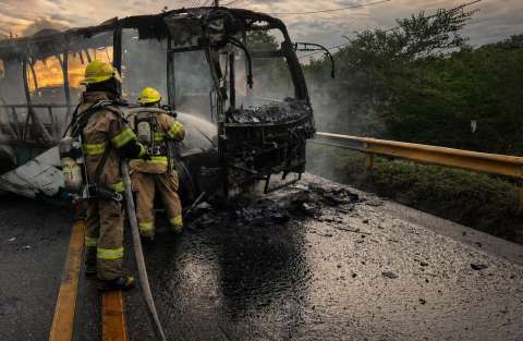 Tensión en la Sierra Nevada afecta la Troncal del Caribe: dos buses fueron incendiados