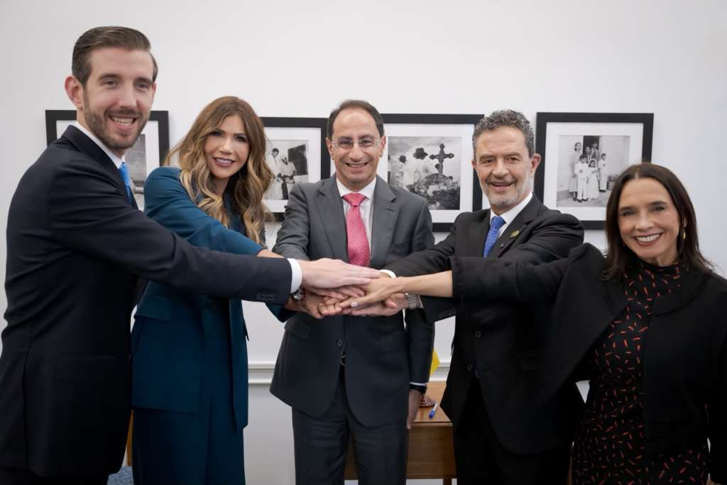 El vicepresidente José Manuel Restrepo (centro) tras la reunión con Kristi Noem, enviada especial de Estados Unidos para el Escudo de las Américas, y Juan Pablo Segura, secretario adjunto de Estado para Asuntos del Hemisferio Occidental. También estuvieron presentes el canciller Omar Bula y la embajadora en Estados Unidos, María Consuelo Araújo.