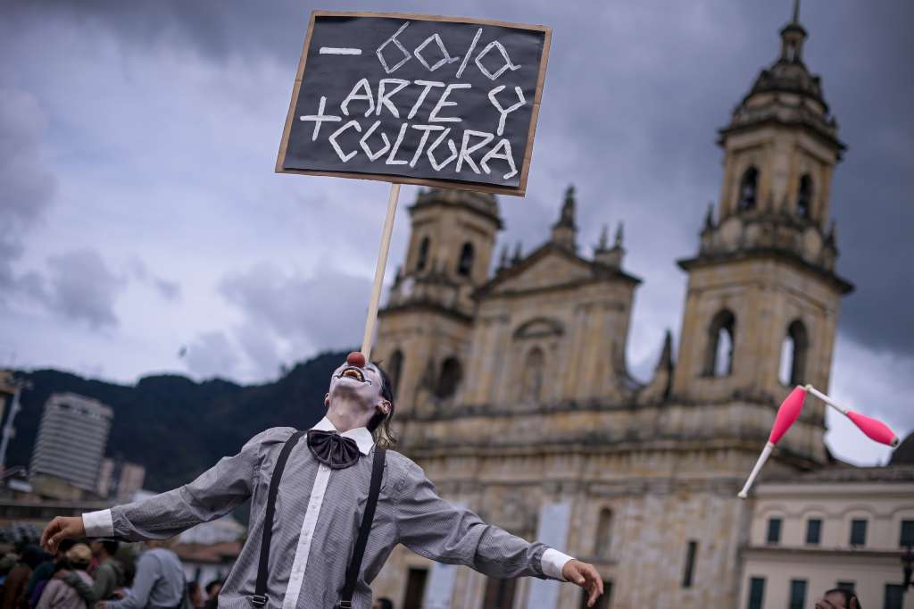Plantón de artistas, convocado por Subversivo Teatro, frente al Ministerio de las Culturas. La manifestación ocurre tras la decisión del Gobierno de Abelardo de la Espriella de suspender los estímulos.