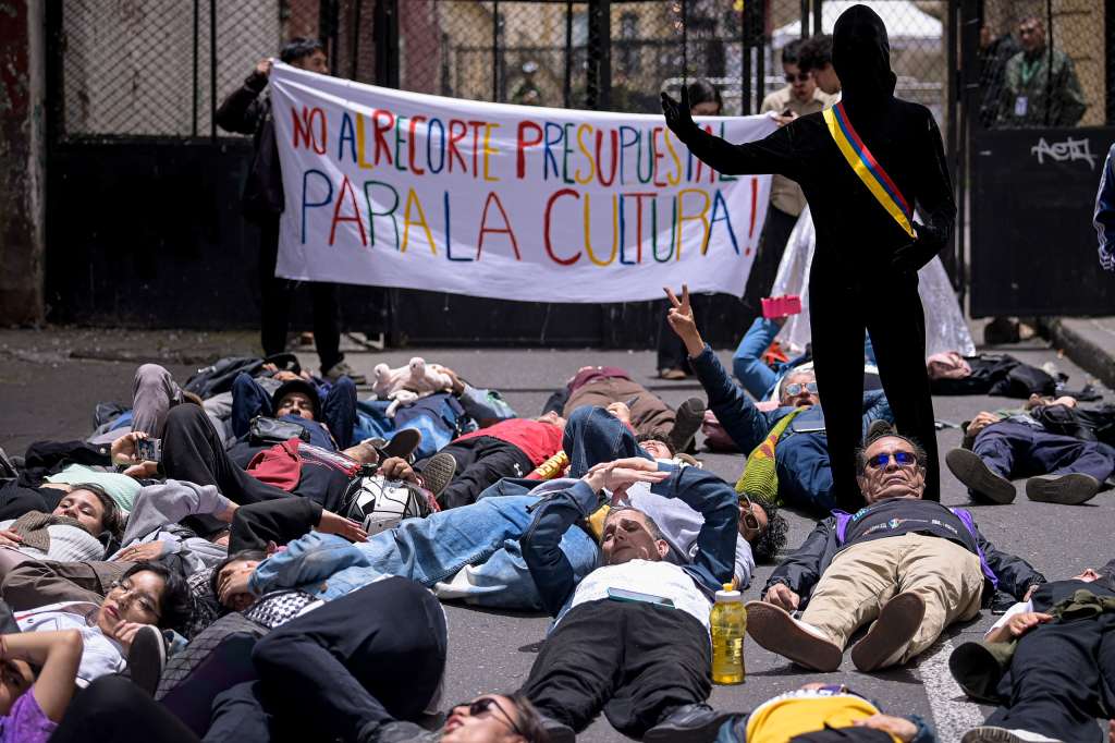 Plantón de artistas, convocado por Subversivo Teatro, frente al Ministerio de las Culturas. La manifestación ocurre tras la decisión del Gobierno de Abelardo de la Espriella de suspender los estímulos.