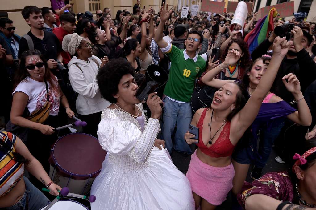 Plantón de artistas, convocado por Subversivo Teatro, frente al Ministerio de las Culturas. La manifestación ocurre tras la decisión del Gobierno de Abelardo de la Espriella de suspender los estímulos.