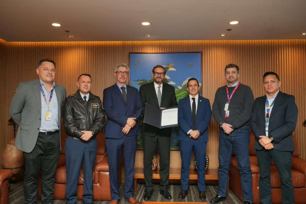En la reunión participaron el director general de la Aerocivil, Arnaud Penent D'Izarn; una delegación de Airbus, encabezada por su presidente en Colombia, Fernando Caro; y representantes de Avianca.