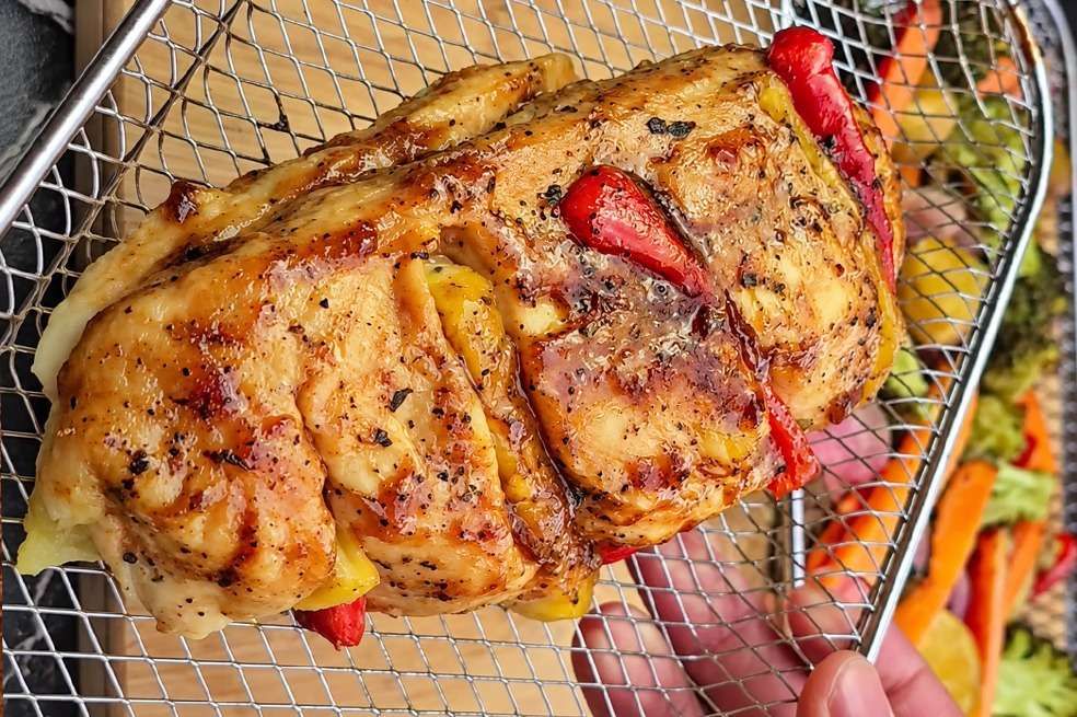 La pechuga de pollo al horno con piña y glaseado de tamarindo es una opción jugosa y tropical para el almuerzo o la cena.