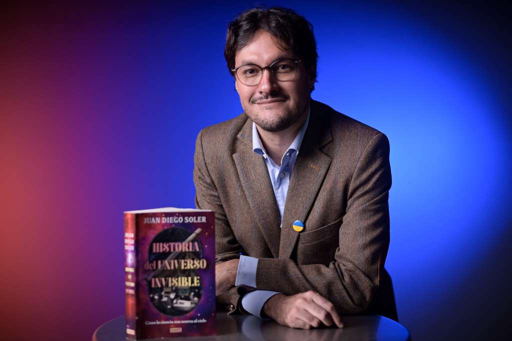 Antes de escribir "Historia del Universo invisible", Juan D. Soler había escrito "Relatos del confín del mundo".