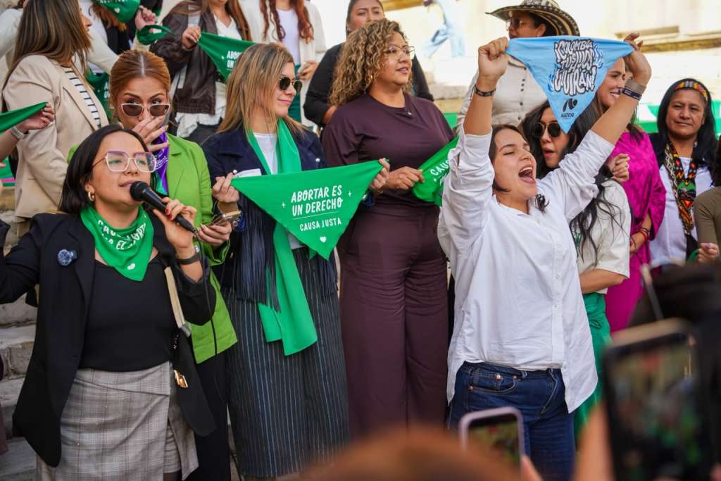 La representante Carol Borda se presentó en el plantón feminista en el que estuvieron la senadora Jennifer Pedraza y las representantes María Fernanda Carrascal, Aida Quilcué, Laura Beltrán y Catherine Juvinao.