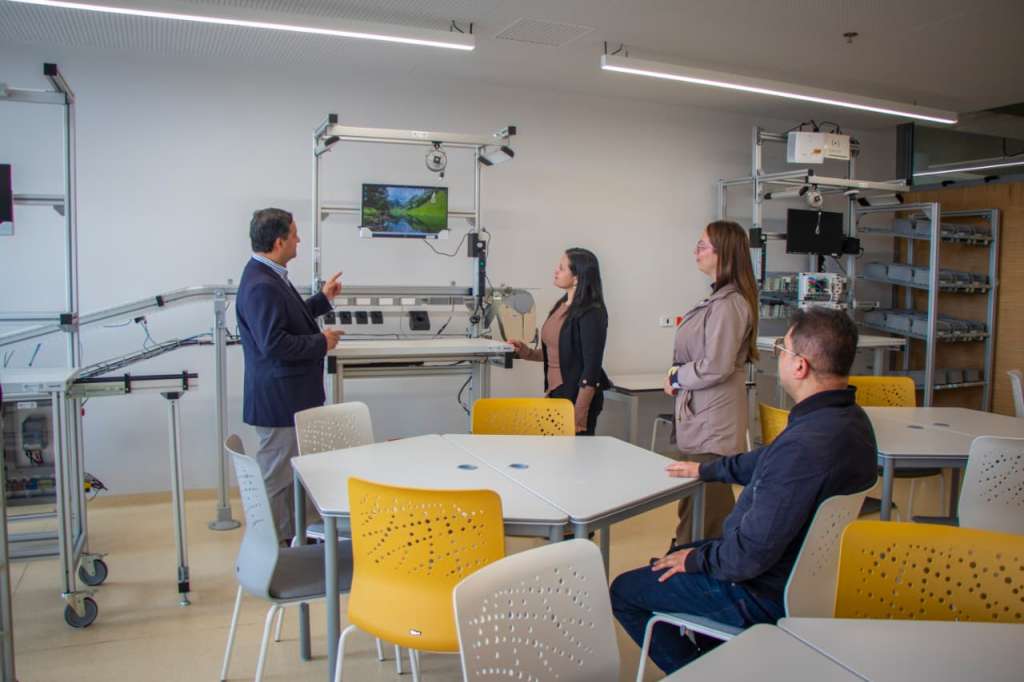 UCompensar trabaja con empresas a través de Más Productividad y Laboratorios de Innovación, iniciativas que combinan diagnóstico, formación y acompañamiento para atender necesidades concretas.