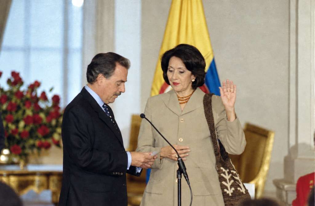 El día que Consuelo Araújo Noguera se posesionó como ministra de Cultura el gobierno de Andrés Pastrana, llevaba una mochila tradicional en homenaje a la cultura de su región.