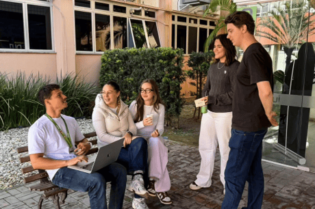 César comparte un espacio de trabajo colaborativo con jóvenes estudiantes, reflejo de la cultura cercana detrás del ecosistema.