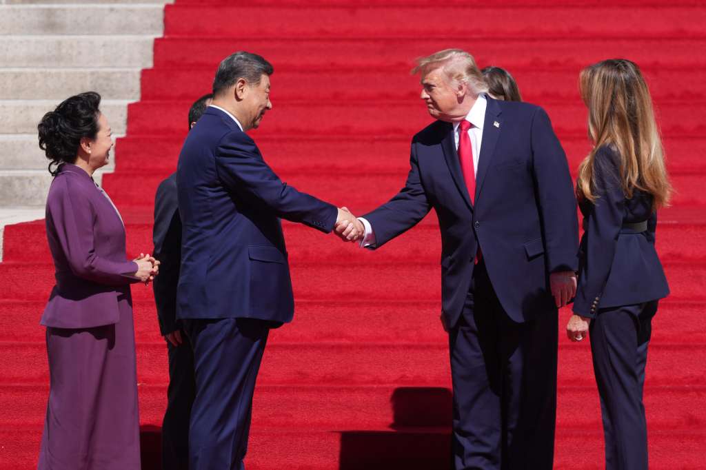 AME454. WASHINGTON (ESTADOS UNIDOS), 25/09/2026.- El presidente de China, Xi Jinping (c-i), saluda a su homólogo estadounidense, Donald Trump (c-d), junto a las primeras damas Peng Liyuan (i) y Melania Trump, durante su visita a los Archivos Nacionales de Estados Unidos este viernes, en Washington (Estados Unidos). EFE/ Octavio Guzmán