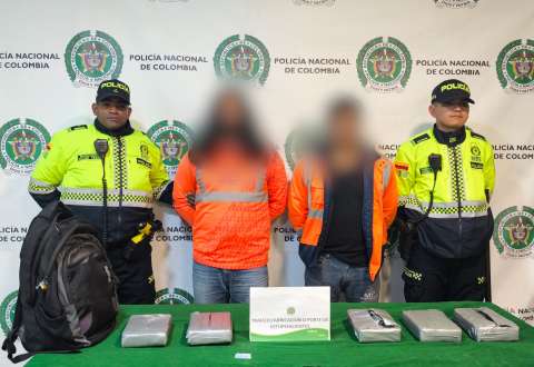 Capturan a dos operadores logísticos con siete kilos de cocaína en el aeropuerto El Dorado