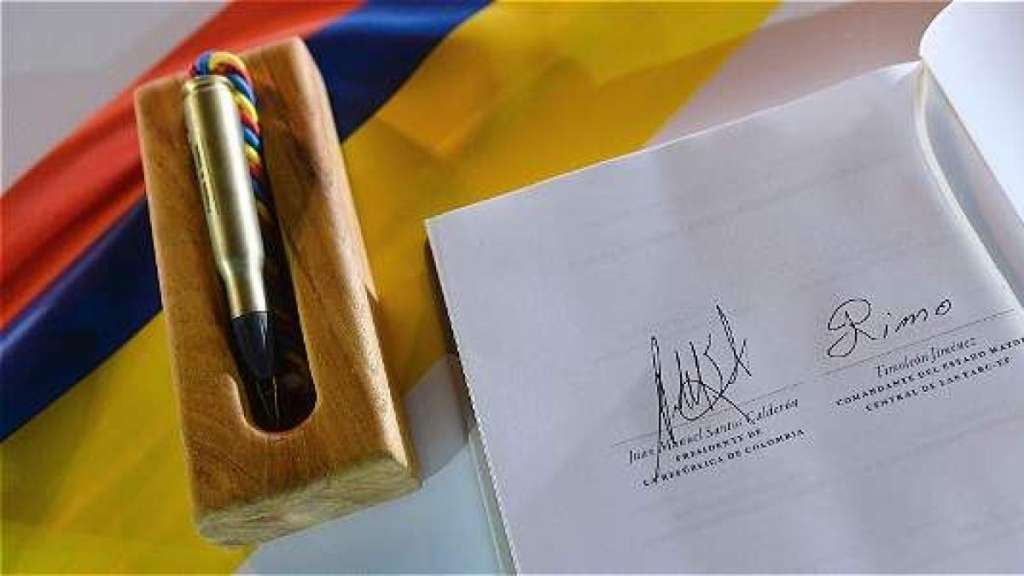 El recordado “balígrafo” junto a las firmas del presidente Juan Manuel Santos y de “Timoleón Jiménez”.