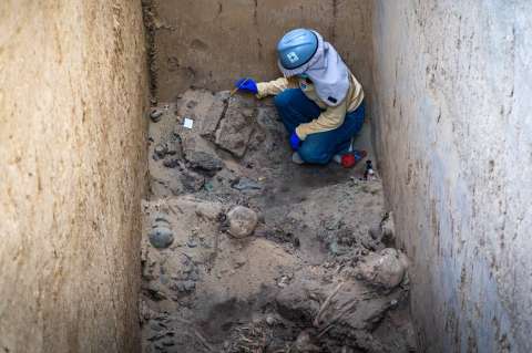 Descubren tumbas intactas de 600 años con 38 individuos de élite en Perú