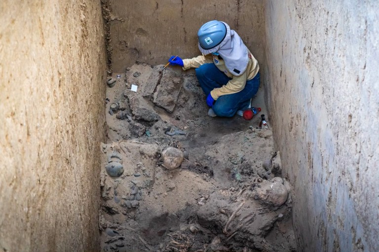 Descubren tumbas intactas de 600 años con 38 individuos de élite en Perú