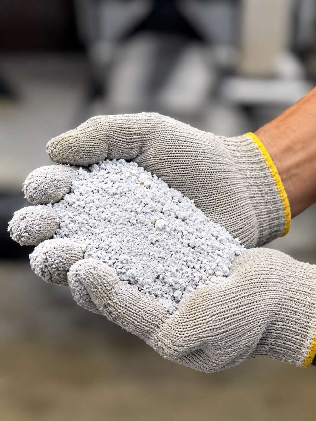 Las botellas de vidrio recuperadas son trasladadas y almacenadas de manera organizada, como parte del proceso que permite su posterior transformación en arena de vidrio.
