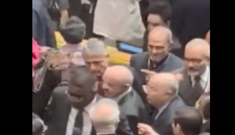 Captura de video del momento en que el secretario Marco Rubio (abajo derecha) se aproxima al grupo en el que va el presidente Lula (centro).