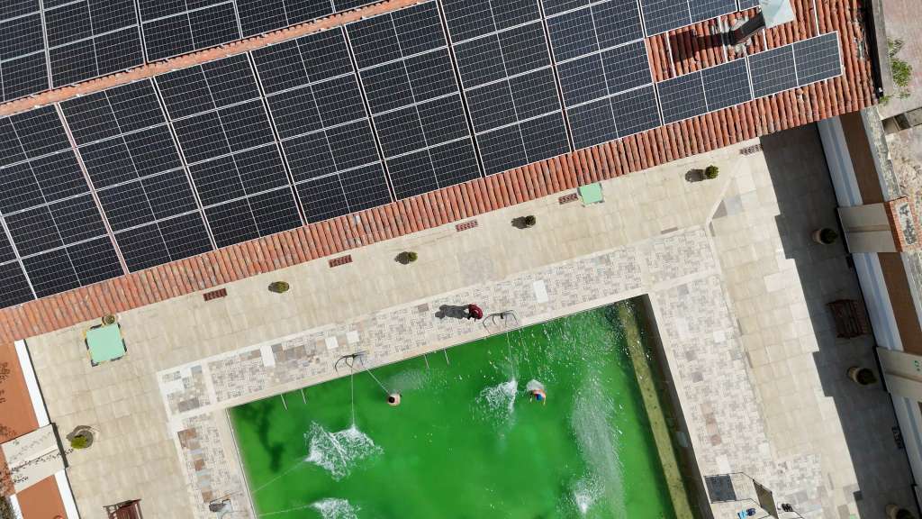 Paneles solares en el Instituto Termal de Paipa: energía renovable al servicio del turismo termal y la sostenibilidad
