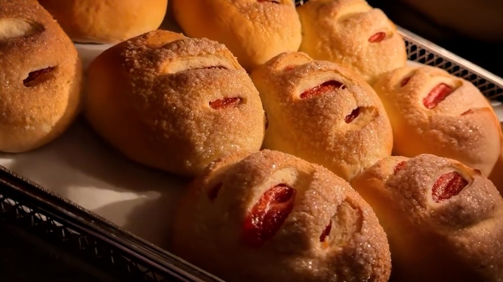 El amasado largo en este pan pera relleno de bocadillo es el secreto de una miga esponjosa; no lo acortes.