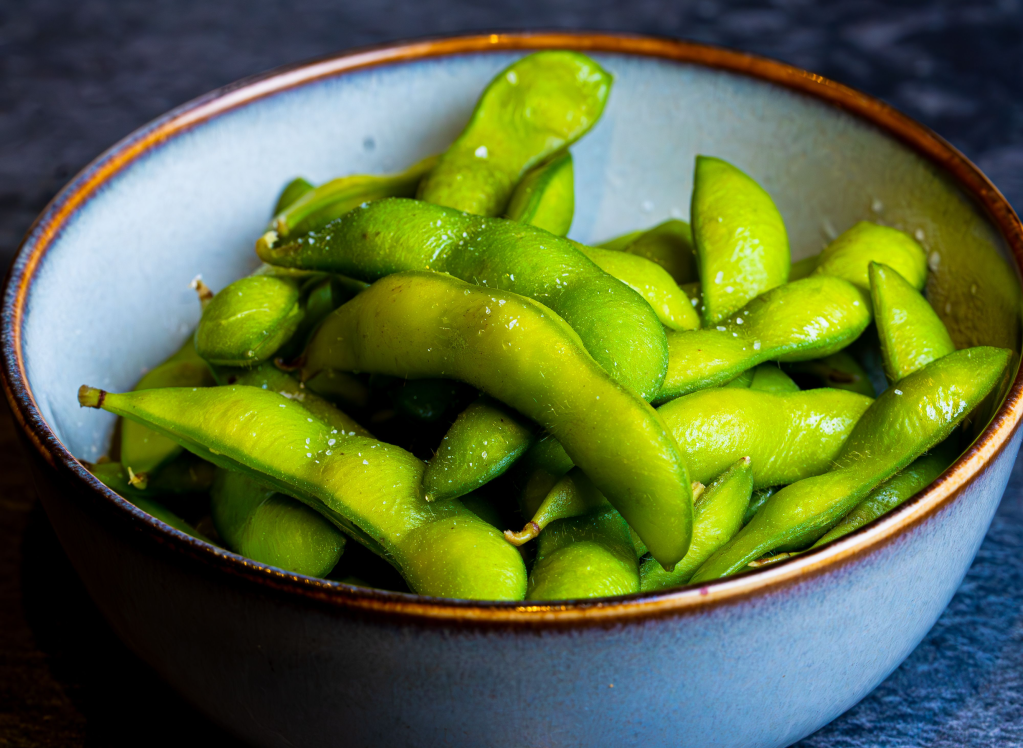 Una media taza de edamame sin cáscara aporta unos nueve gramos de proteína y cuatro gramos de fibra.