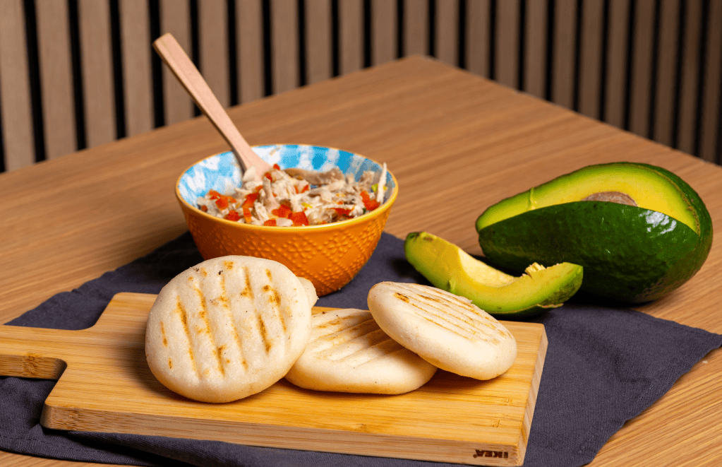 Almuerzo para llevar al trabajo: arepas de yuca con tilapia y ensalada de aguacate