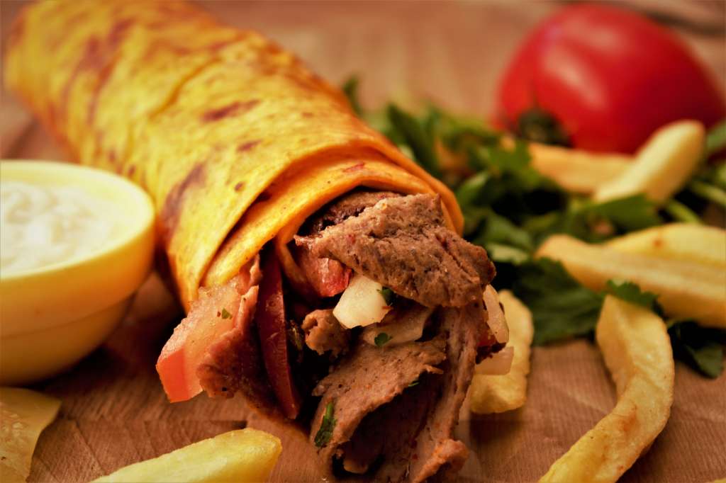 Preparar shawarma casero es mucho más sencillo de lo que imaginas, y no necesitas un asador vertical para lograrlo