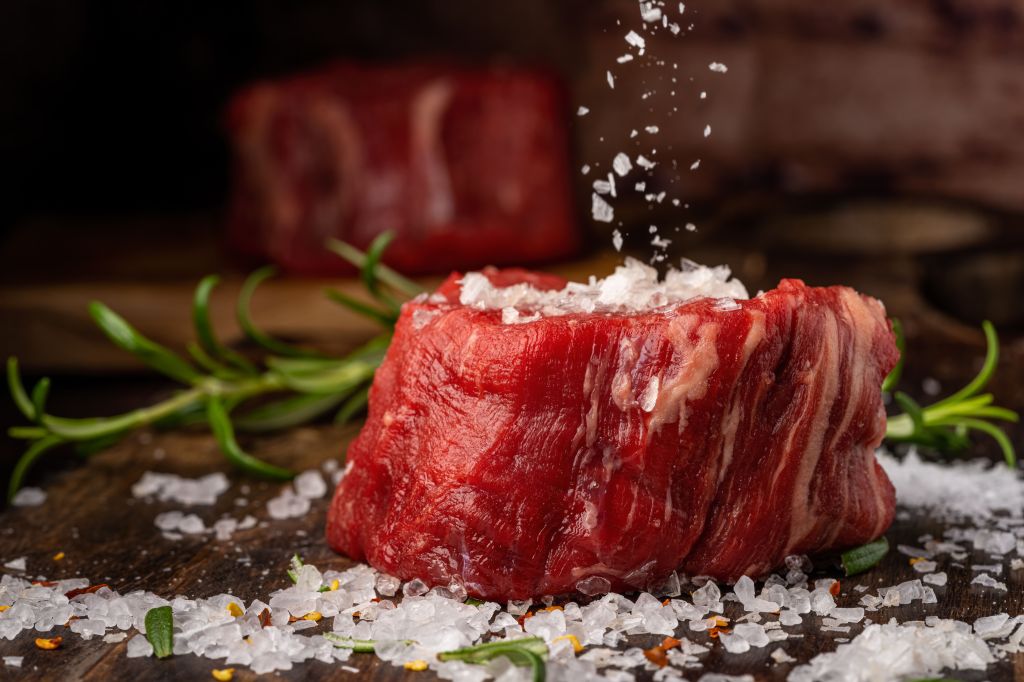 El rojo intenso y uniforme es la primera pista de una carne fresca; la opacidad delata una mala cadena de frío.