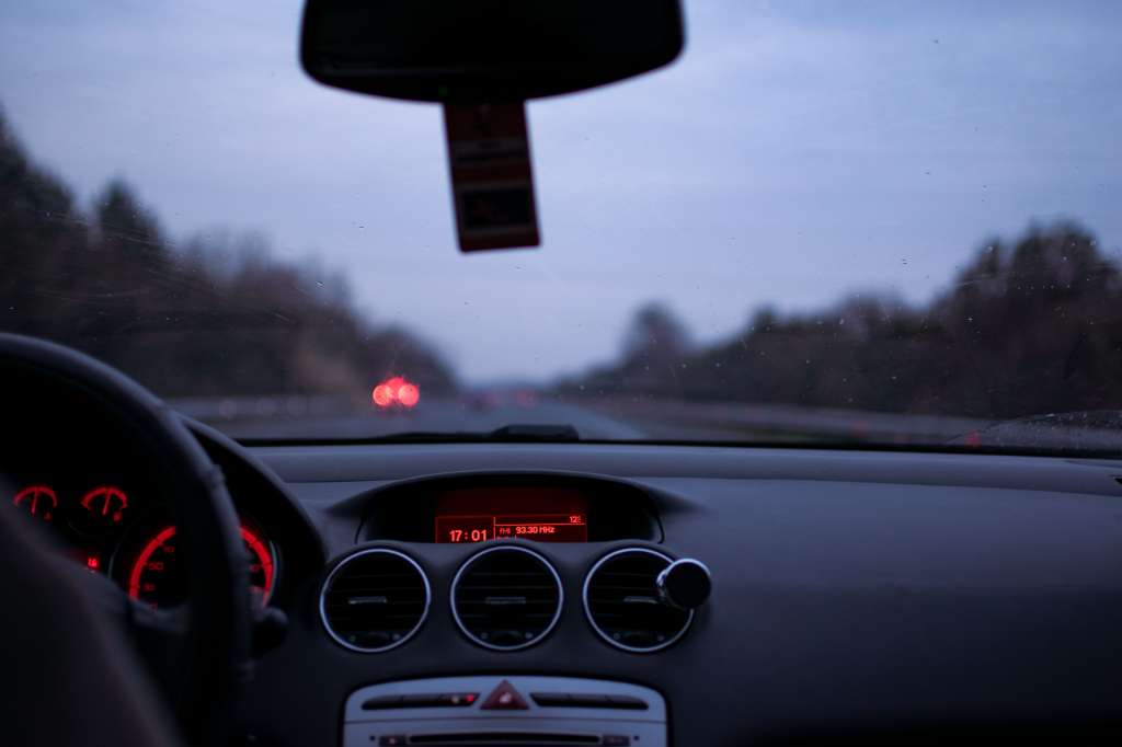 ¿Qué es y cómo funciona el asistente de visión nocturna de un carro?