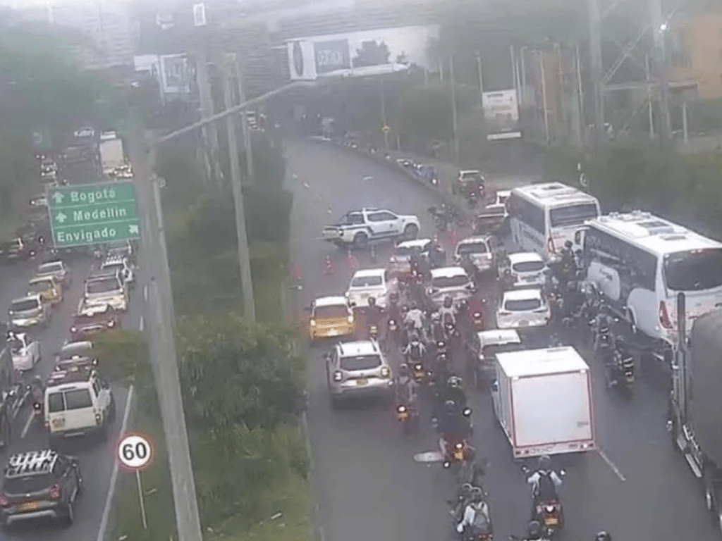 El procedimiento policial se originó tras el hurto de dos motocicletas y ocasionó congestión vial de dos horas.