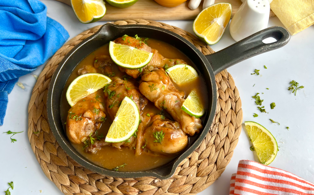 Este pollo a la naramja combina sabores dulces y ácidos y si versión casera se hace con presas de pollo enteras.