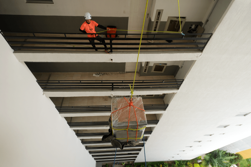 Con técnicas de rescate, Sergio Castañeda ayuda a sus vecinos a retirar objetos pesados de los edificios afectados.