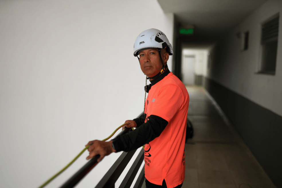 Sergio Castañeda, fundador de Coffee and Canyoning, fue uno de los damnificados por la emergencia y hoy ayuda a otros vecinos con sus conocimientos en rescate.