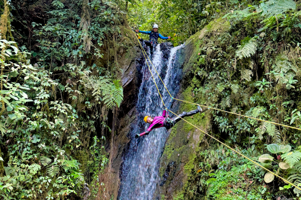 Sergio Castañeda impulsa el turismo de aventura en Santa Rosa de Cabal a través del canyoning.