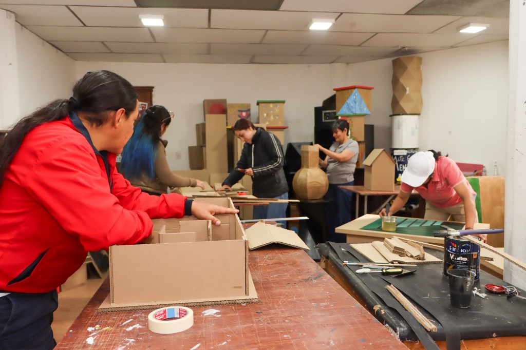 En la Concha Acústica de Paipa Boyacá, la creatividad y sostenibilidad se encuentran en un aula donde el cartón se convierte en mobiliario con nuevas posibilidades de uso gracias al taller de la Empresa de Servicios Públicos Red Vital.