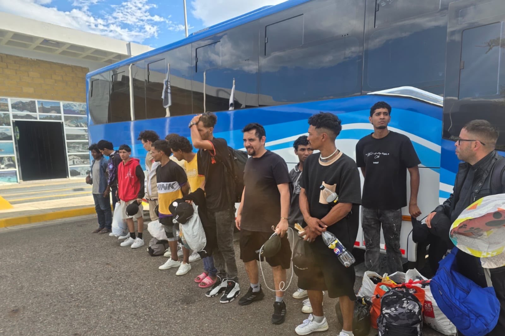 Imagen de los ciudadanos venezolanos expulsados, publicada por el alcalde de Medellín, Federico Gutiérrez, en su cuenta de X