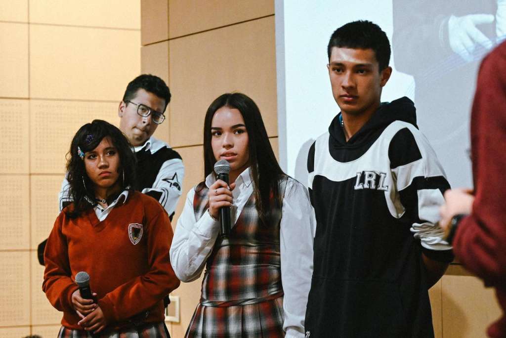 Bogotá busca que los grados 10.º y 11.º sean un puente hacia la universidad o el mundo laboral y no el punto donde se interrumpa la trayectoria escolar.