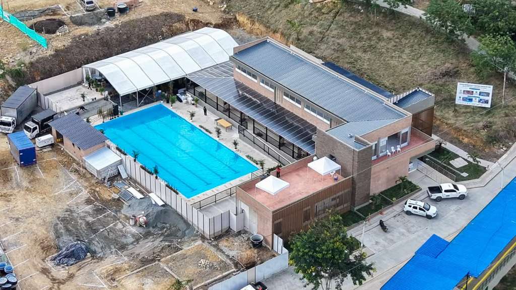 La obra nació del diálogo y el trabajo conjunto entre la comunidad, mineros formalizados, autoridades locales y departamentales, Aris Mining, su Fundación y otros actores locales.