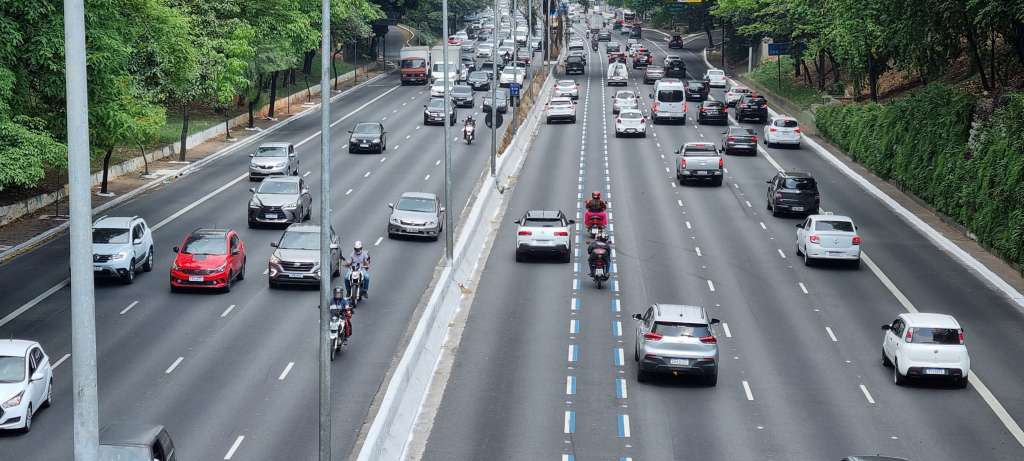 Motociclistas circulan por uno de los carriles exclusivos en Brasil, en medio del debate sobre seguridad vial en Bogotá
