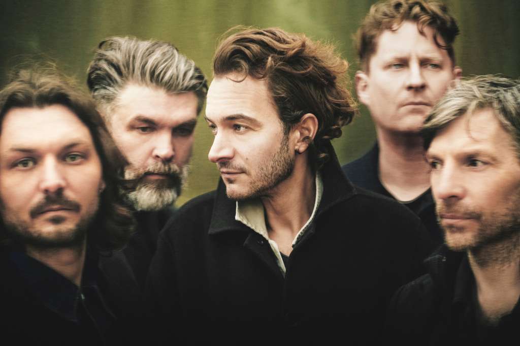 La agrupación británica Editors, liderada por el vocalista Tom Smith (centro), debuta este lunes festivo en Suramérica como uno de los actos principales de Rock al Parque.