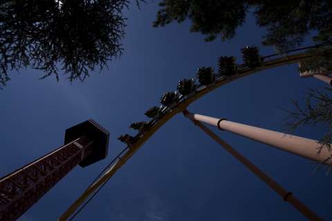 Un muerto y varios heridos por incidente en otra montaña rusa de Six Flags en EE. UU.