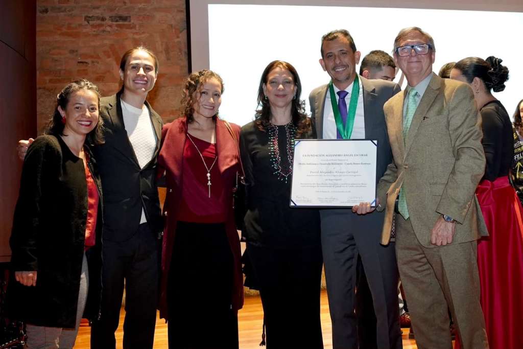Estos son algunos de los integrantes del equipo del Minambiente e Invemar que ganaron en la categoría de Medio Ambiente.