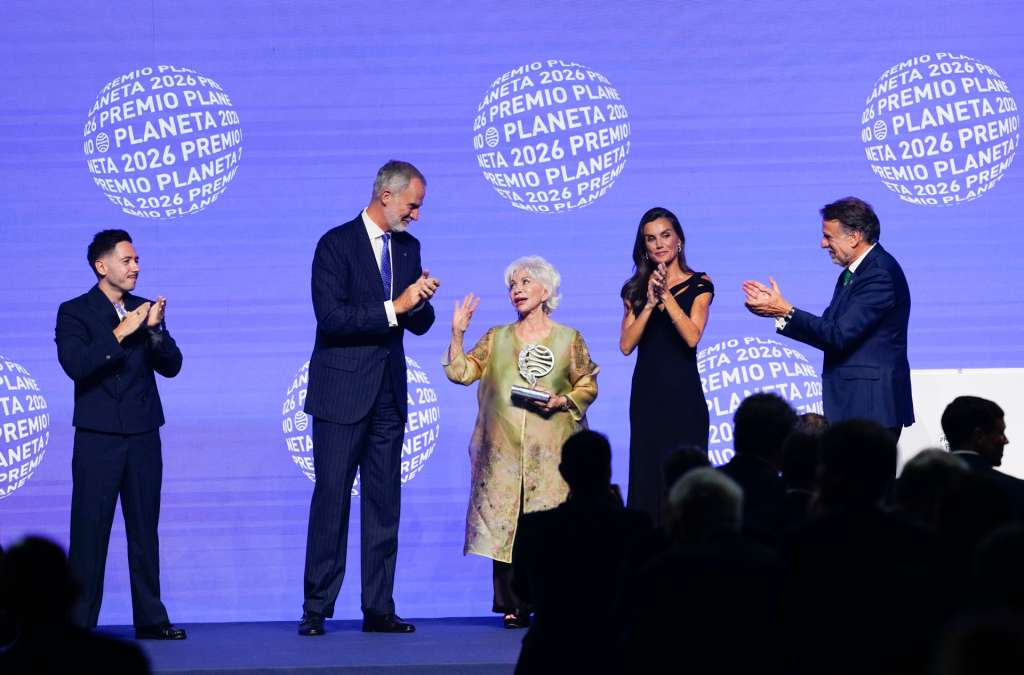 La escritora chilena Isabel Allende (c) gana el Premio Planeta 2026 con 'La hora antes del Alba', acompañada por los reyes de España Felipe (2i) y Letizia (2d), por el director del Grupo Planeta José Creuheras (d) y por el finalista Sergio Hernández Carrasco (i), en la 75 edición del Premio Planeta de novela. EFE/ Alejandro García