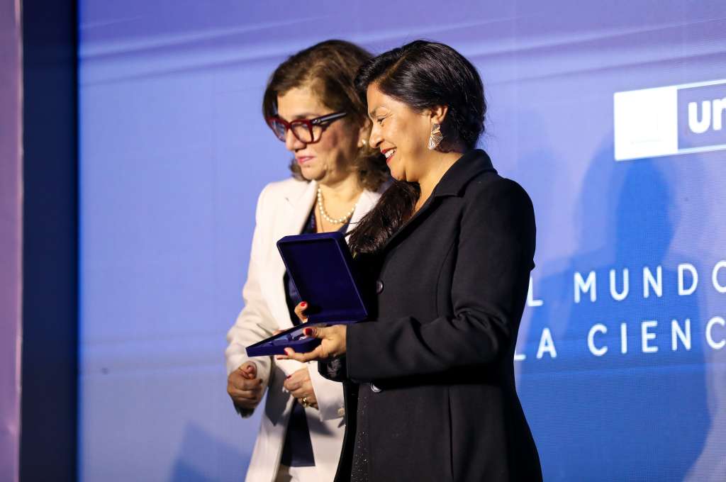 La investigadora peruana Sheena Sangay recibió el reconocimiento For Women in Science por un proyecto que estudia los hongos asociados a las raíces de los árboles