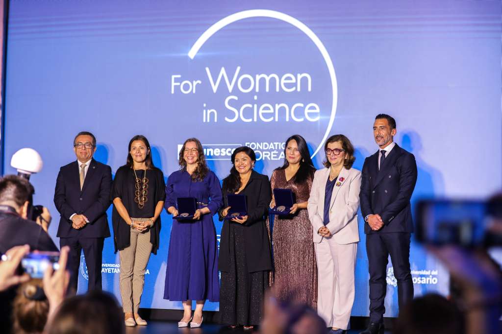 De izquierda a derecha: Wilfredo Gonzales, rector de la Universidad Peruana Cayetano Heredia; Mónica Oliveros, representante de la Unesco en Perú; las investigadoras Ainhoa Rubio Clemente, Sheena Sangay y Andrea Orellana; Mara Seminario, ministra de la Mujer de Perú; y Eduardo Gotuzzo, presidente regional de L’Oréal Groupe.