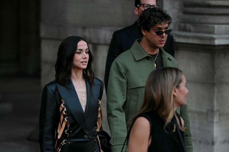 La actriz Ana De Armas y el cantante Alberto 'Beto' Montenegro. / Lou Benoist / AFP