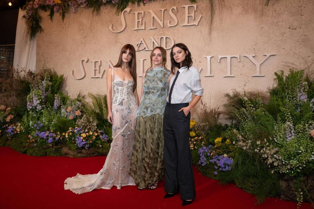 SYDNEY (Australia), 01/10/2026.- British actors Daisy Edgar-Jones (L) and Esme Creed-Miles (R) pose with Australian author Diana Reid during the Australian premiere of 'Sense and Sensibility' in Sydney, Australia, 01 October 2026. (Cine) EFE/EPA/SARAH WILSON NO ARCHIVING AUSTRALIA AND NEW ZEALAND OUT