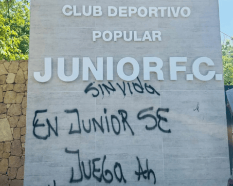 Atacaron la sede deportiva de Junior: vandalizaron los carros de dos jugadores