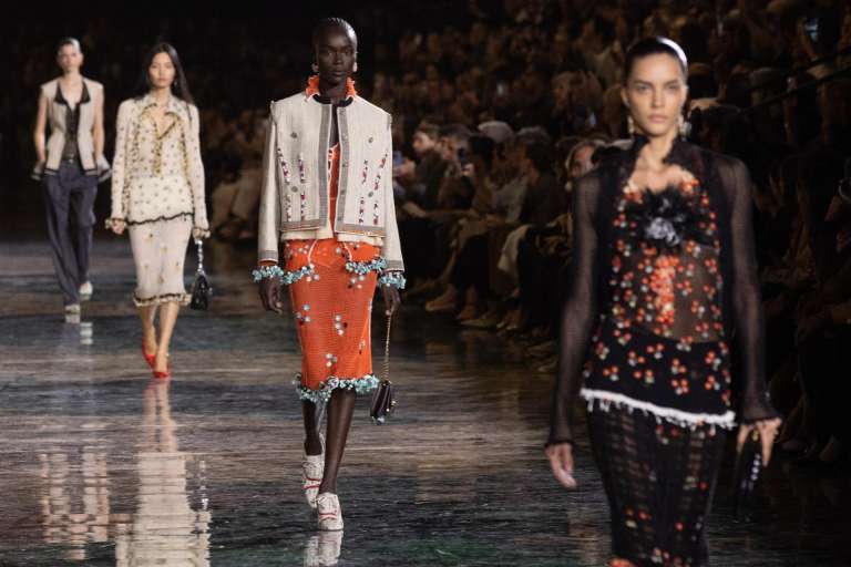 El diseñador se inspiró en los archivos de la marca, con el famoso traje de tweed como gran protagonista. EFE/EPA/Mohammed Badra