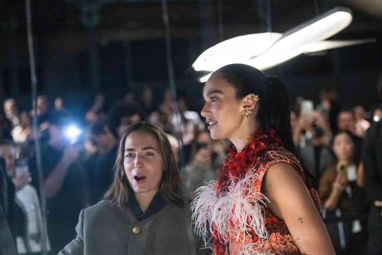 En la primera fila del desfile, se sentaron el actor Pedro Pascal, la cantante Dua Lipa y la actriz Sandra Hüller. / EFE/EPA/Mohammed Badra