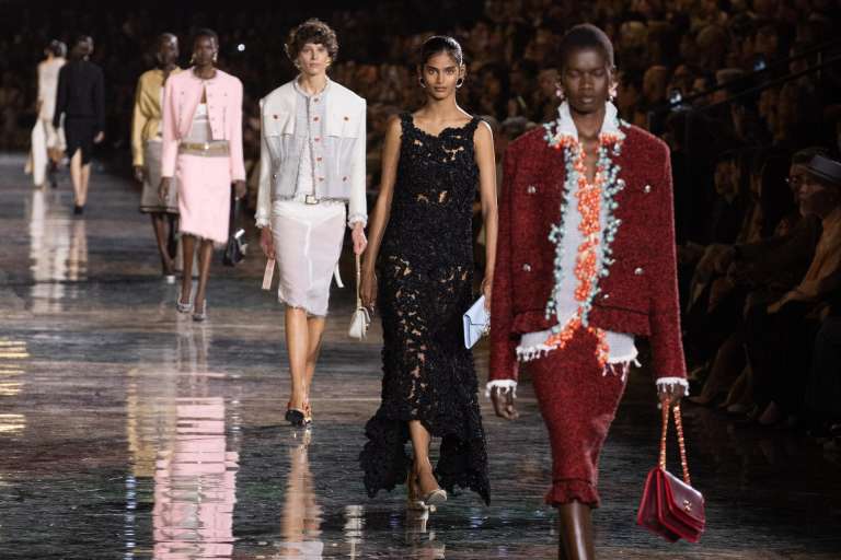 Entre bandadas de pájaros, el diseñador Matthieu Blazy presentó su colección primavera-verano 2027 para Chanel. /EFE/EPA/Mohammed Badra