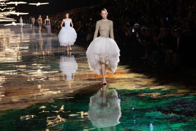 El tutú de bailarina, sello de la casa, en versión azul celeste o blanco marfil, se lleva con un moderno corsé. /EFE/EPA/Mohammed Badra